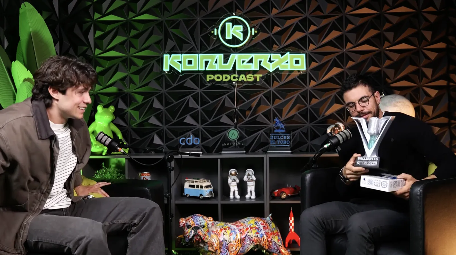 Gon Abril recibiendo el trofeo VALLIENTES en el set de Konverxo Podcast