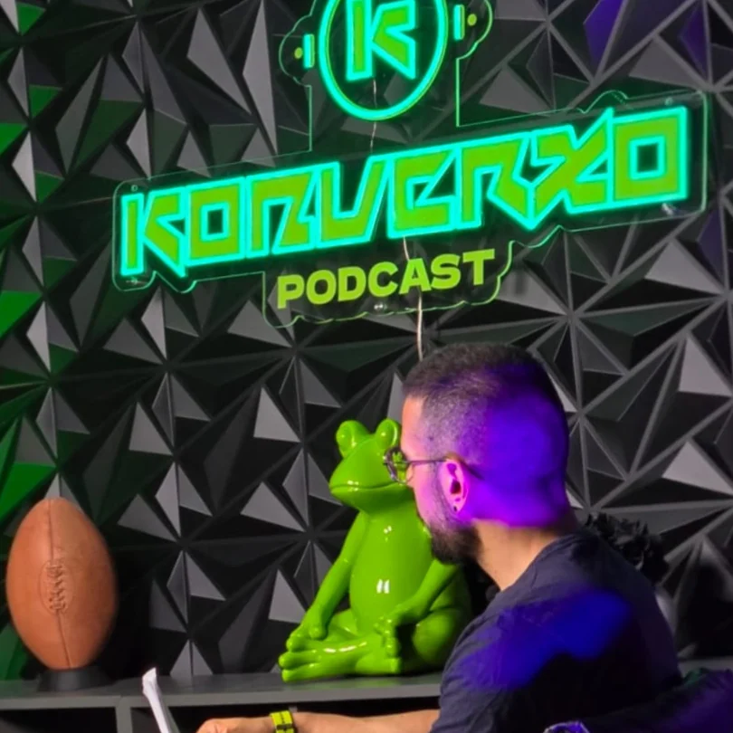 Set del podcast Konverxo: neón verde KONVERXO PODCAST, rana verde icónica, Dono Fernández de perfil grabando